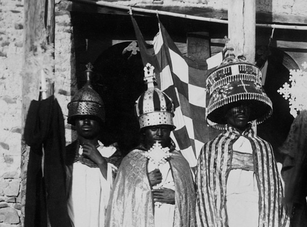 afrique, éthiopie, adigrat, représentants du clergé sur le seuil de l'église, 1900 1910