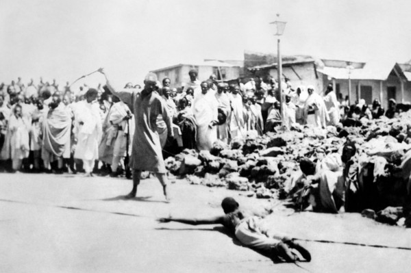 afrique, éthiopie, scènes de cruauté abyssinienne, punies par la flagellation, 1930 1940