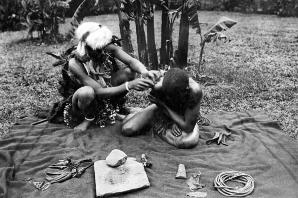 afrique, congo, un sorcier zoulou soigne un malade, 1930