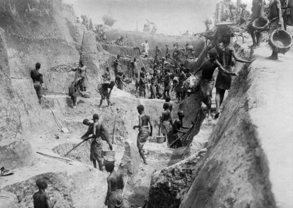 afrique, congo belge, enlèvement de la terre dans des paniers pendant la construction du chemin de fer congo - océan, 1923 1924