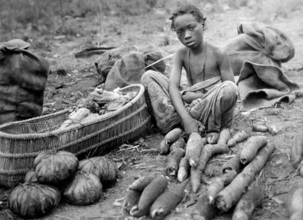 afrique, congo belge, petit vendeur de racines de manioc, 1927 1930