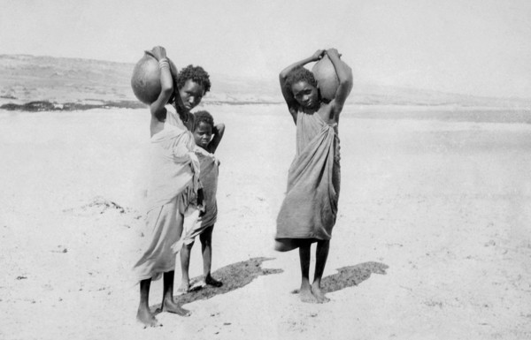 afrique, somalie, transporteurs d'eau avec des conteneurs tungi typiques, 1930 1940