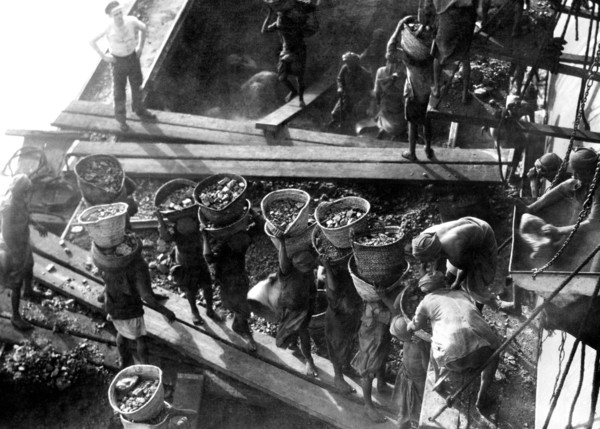 afrique, somalie, djibouti, déchargement de charbon au port, 1920 1930