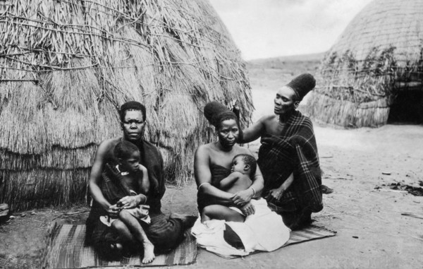afrique, afrique du sud, zululand, famille zulu devant la hutte, 1927