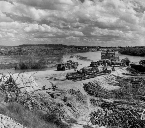 afrique, tanzanie, lindi, projet cacahuète, une section de la rivière lukuledi avec des péniches de débarquement, 1940 1950