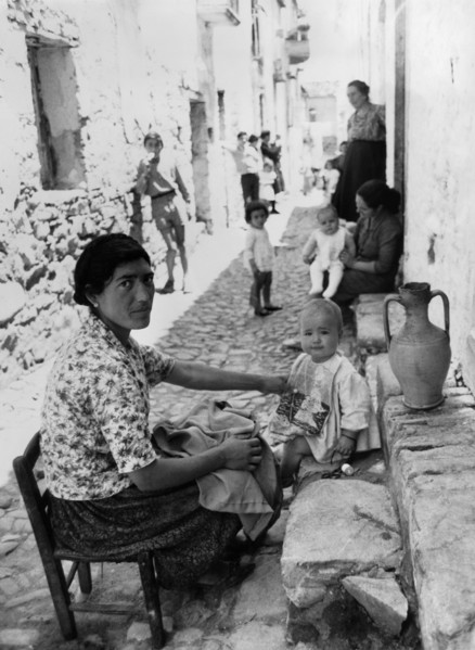 europa, italie, calabre, amendolara, vie dans les rues du village, 1963