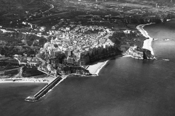 vue aérienne, tropea, calabre, italie, 1964