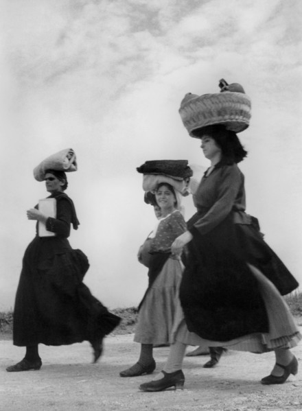 femmes portant des vêtements traditionnels, calabre, italie, 1950