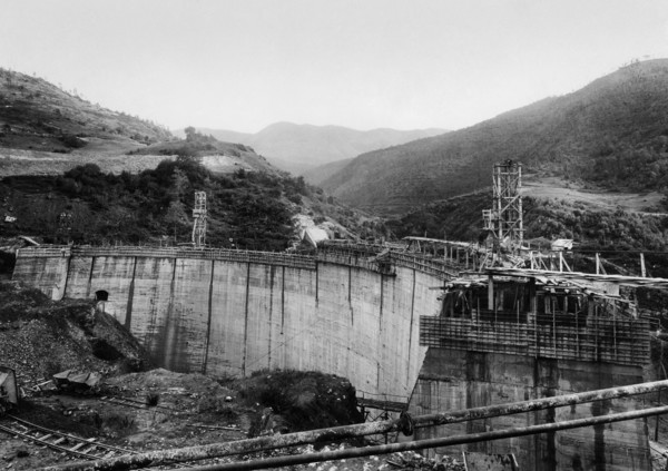 europe, italie, abruzzes, campotosto, vue du barrage-voûte du réservoir de la providence, 1946