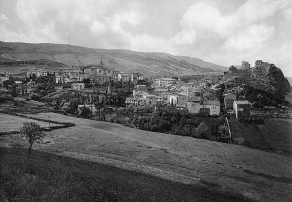 europe, italie, abruzzes, pescocostanzo, panorama depuis la colline de selverina, années 1920