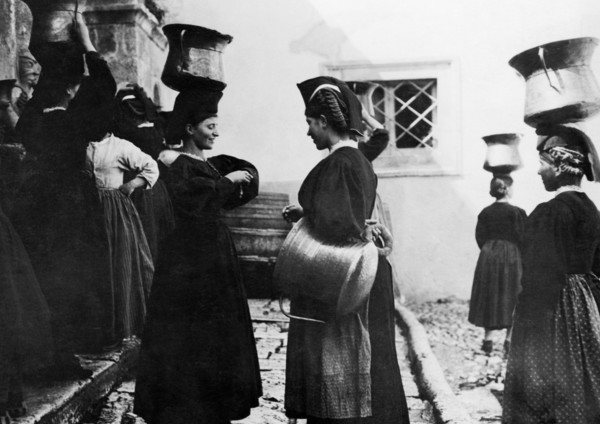 europe, italie, abruzzes, scanno, porteurs d'eau à la fontaine, 1910 1920