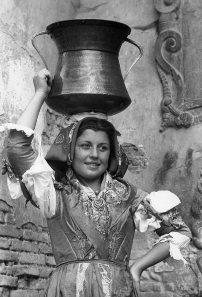femme en costume typique, riccia, molise, italie 1960