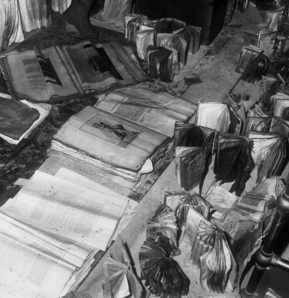 livres après l'inondation du 4 novembre 1966, florence, toscane, italie, 1967