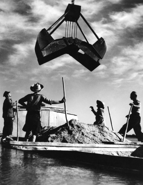 rivière po, travailleurs, cremona, lombardia, italie, 1956