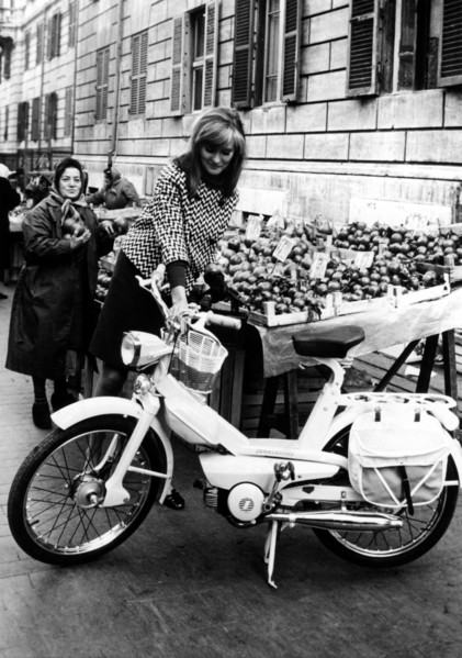 italie, fille sur un micromoteur, 1968