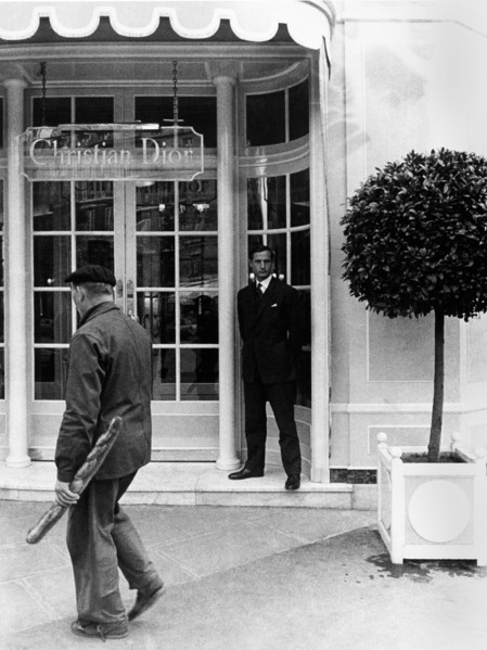 europe, france, paris, entrée de la boutique christian dior sur l'avenue montagne, années 1960-1970