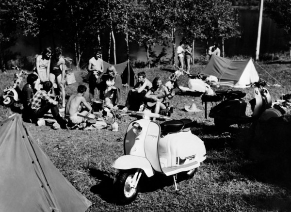 italie, camping avec vespa, 1960 1970
