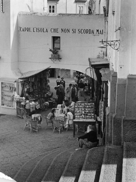 italie, campanie, île de capri, vue de la place principale, 1930