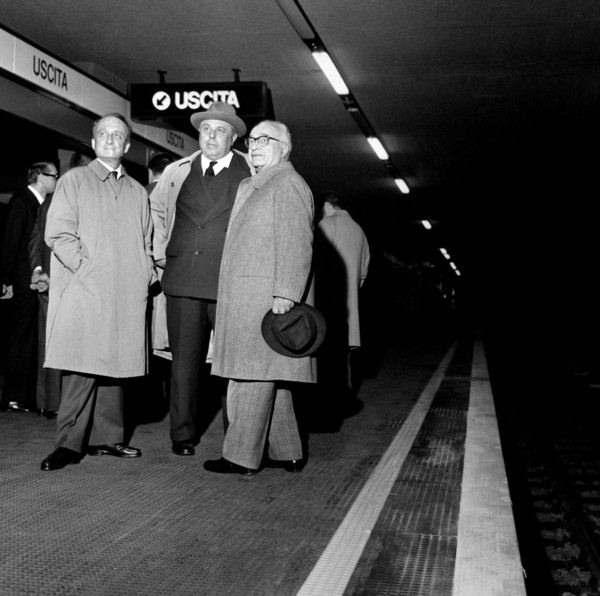 italie, lombardie, milan, le maire pietro bucalossi, l'honorable meda et l'honorable ezio vigorelli quelques jours avant l'inauguration du métro, 1964
