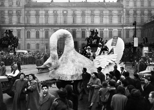 italie, piémont, chars allégoriques au carnaval de turin, 1953
