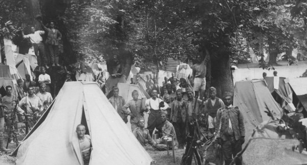 un moment de repos : soldats du 96e régiment d'infanterie campant dans un bois, 1915