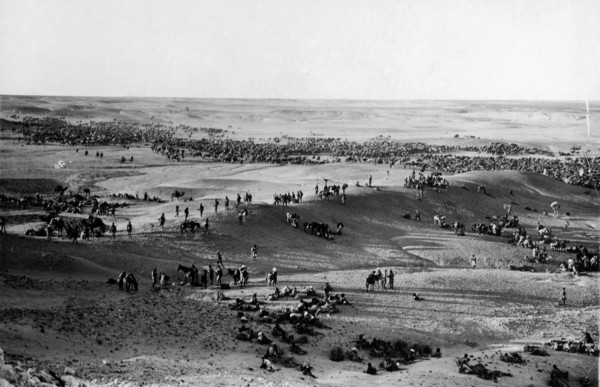 par le service photographique du commandement militaire de la tripolitaine une belle image de la colonne graziani en halte dans le sahara ibérique. 1915-40