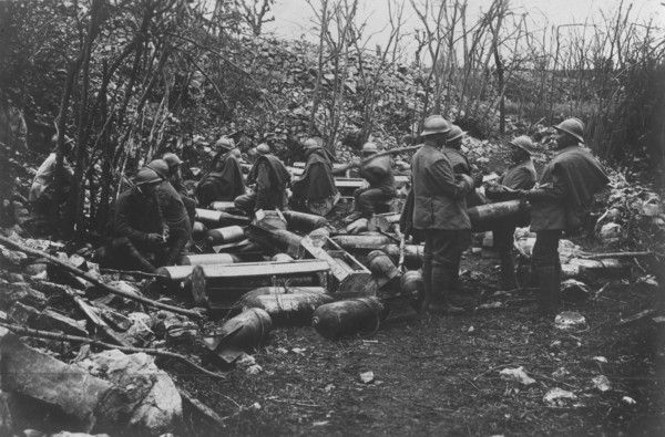 soldats projetant des obus de gros calibre dans une image réalisée par la section photographique du commandement suprême. 1917