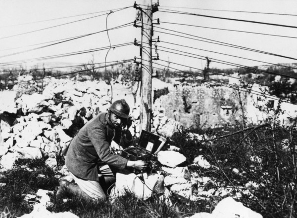 un ingénieur télégraphiste répare une ligne téléphonique dans le karst, 1915 1918