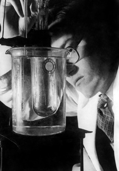 sciences, laboratoire de préparation du ddt anti-malaria, 1946