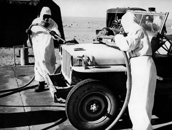 lavage anti-radioactivité après l'essai de la bombe atomique française au sahara, 1952