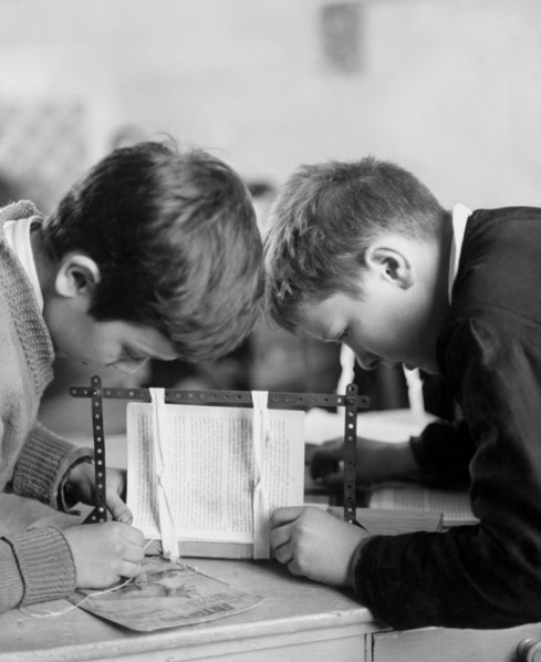 pendant une leçon de reliure après l'école, 1961