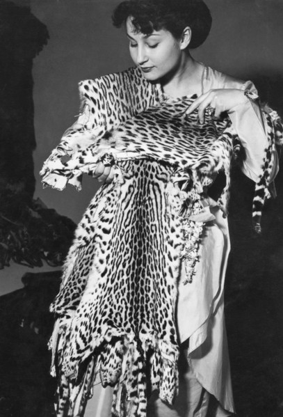 italie, lombardie, milan, fourrure exposant à la XXIVème édition de la foire, 1951