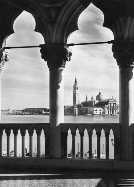 italie, veneto, venise, vue de l'église de san giorgio depuis le palais ducal de venise, 1950 1960