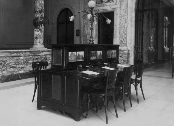 france, marseille, banque commerciale italienne, les grandes banques ont collaboré à la propagande touristique italienne à l'étranger en exposant des photos de paysages et de monuments fournies par l'...
