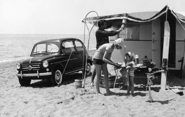 camping sur la plage de la mer, 1960
