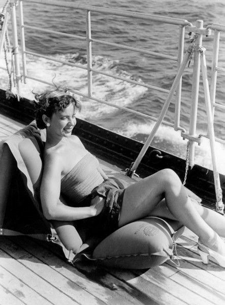 touriste en costume sur un matelas, 1956