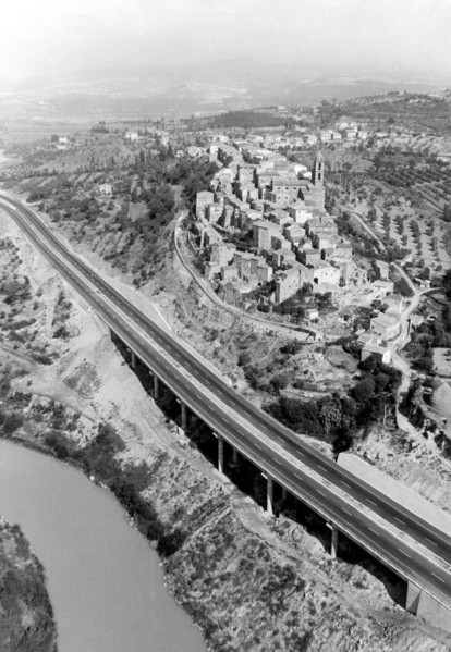 vue aerienne de baschi dans la province de terni, 1966