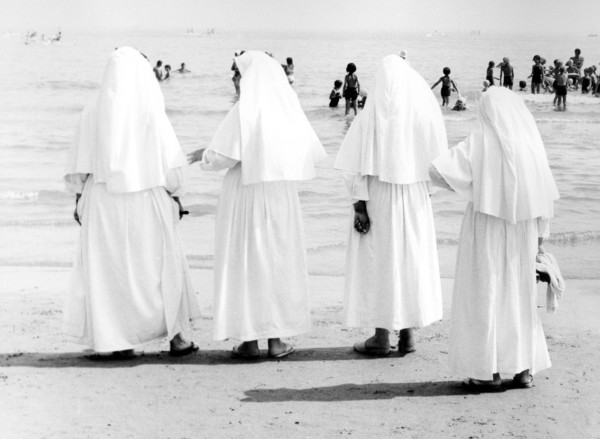 colonies de la mer, nonnes au bord de la mer, 1970