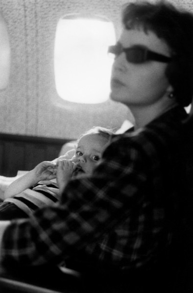 mère et enfant sur un vol commercial, 1964
