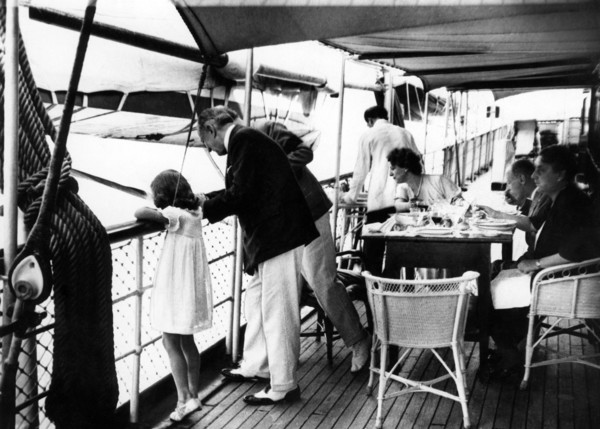 electra marconi au déjeuner avec sa famille, 1936