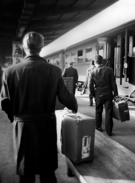voyageurs à la gare de bari, 1963