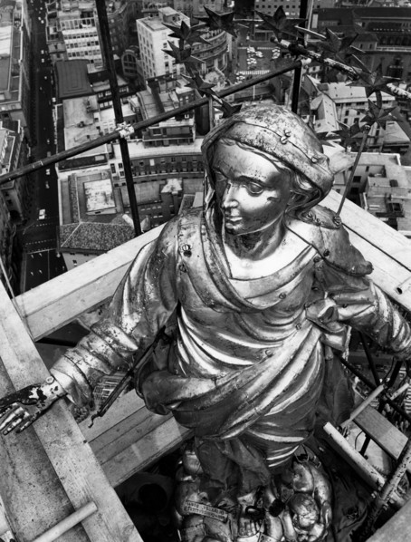 la madonnina de la cathédrale de milan avant restauration, 1967