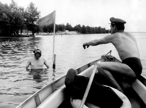 pompier chargé de la sécurité au port maritime de milan, 1958