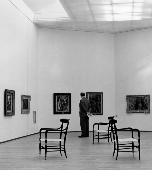 visiteur de l'exposition georges rouault, palais des arts modernes de milan, 1955