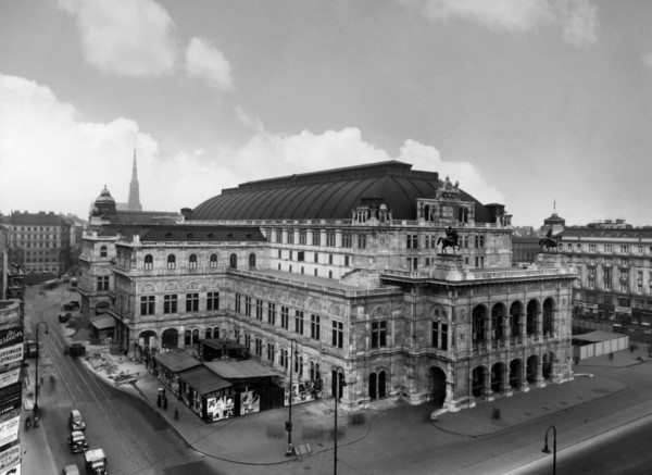 Wiener staatsoper. opera house. vienna 1954