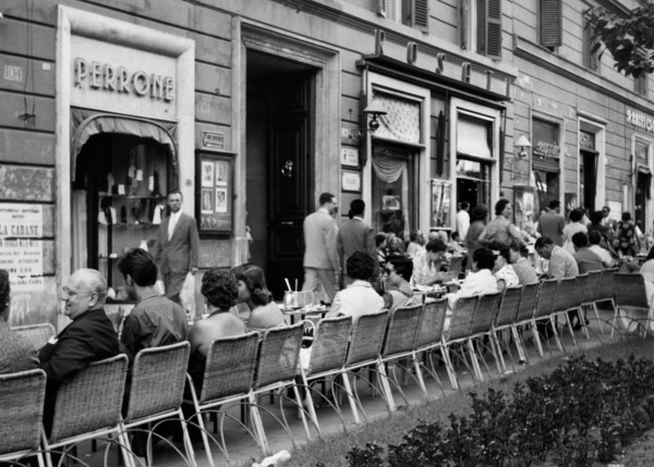 Italy. rome. via vittorio veneto with the tables of bar rosati. 1958