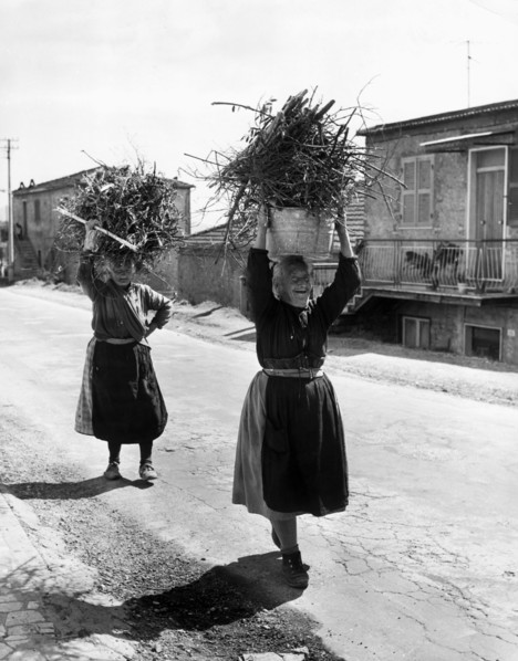 Italy. Lazio. women of Paliano with fagots on their heads. 1965