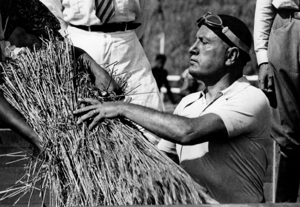 Pontine Reclamation Service. Benito Mussolini During The Threshing Of Wheat In Sabaudia. 1934