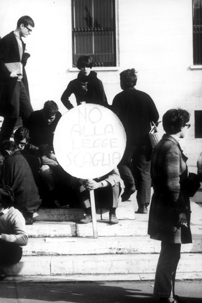 Protests against the law scaglia.