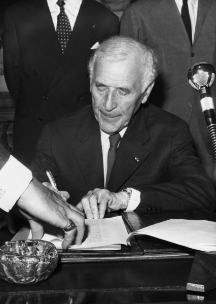 Marc Chagall signs the donation to the state of his work biblical message.